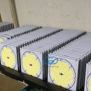 แผ่น PCBA ของเม็ด LED ที่ QC ผ่านแล้วรอ ประกอบเข้ากับโคมไฟ
