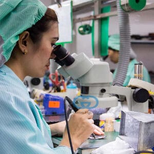 ตรวจสอบคุณภาพ ชิ้นส่วนโคมไฟก่อนนำไปผลิตในขั้นตอนต่อไป